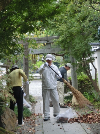 1275-縦3人清掃風景宗像神社.JPG