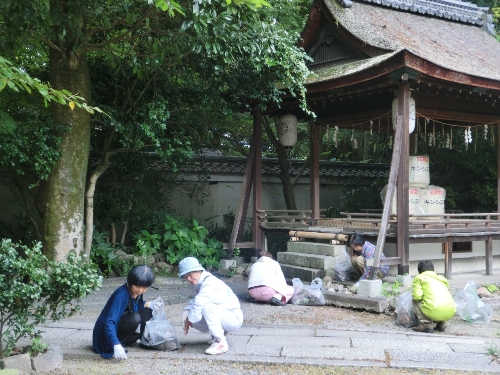 1279-5人宗像神社清掃風景.JPG