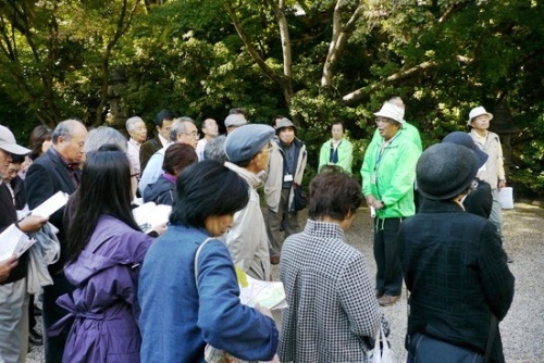 1429-大山崎ふるさとガイドの会の方の説明を聞く.jpg