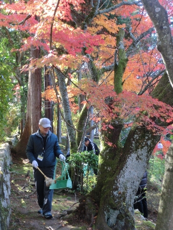 1439-１１.11.24曼殊院美化活動縦男性一人.JPG