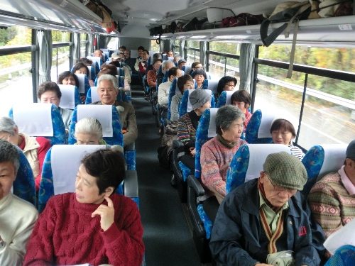 1460-１１.12.3ガイド研修旅行バスの中風景.JPG