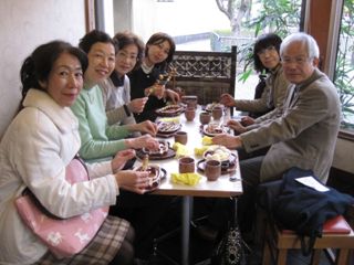 149-加茂みたらし団子と会員.JPG