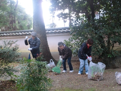 1503-１１.12.6上御霊神社美化会員三人.JPG