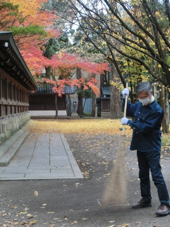 1506-１１.12.6上御霊神社美化丹羽さん.JPG