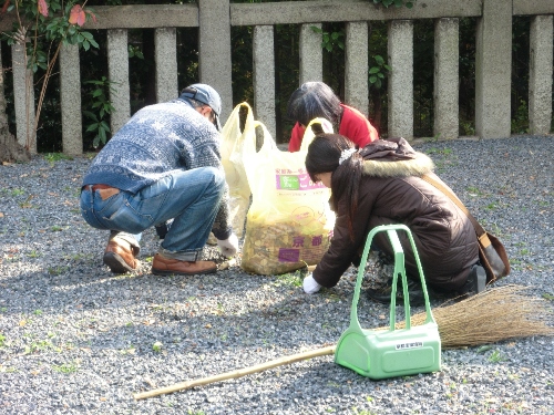 1529-11.12.21若宮八幡美化３人しゃがんで.jpg