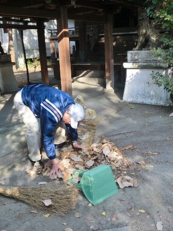 1532-11.12.21若宮八幡美化西久保さん.jpg