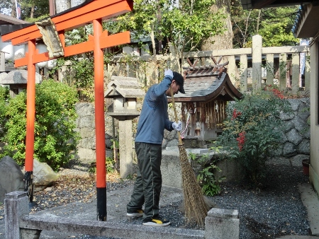 1533-11.12.21若宮八幡美化大西さん.jpg