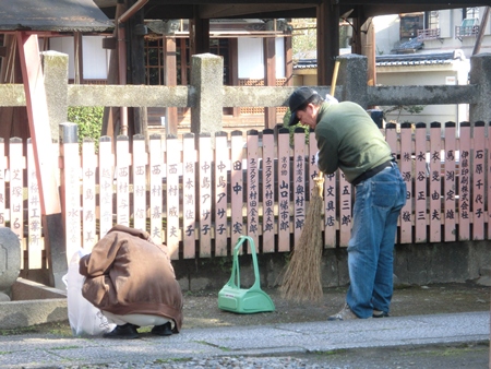 1700-12.3.3豊国神社美化大西さん.jpg