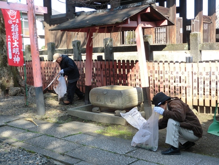 1701-12.3.3豊国神社美化二人.jpg