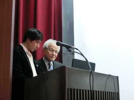 1709-12.3.10京都検定講演会八坂さんと林監事.jpg