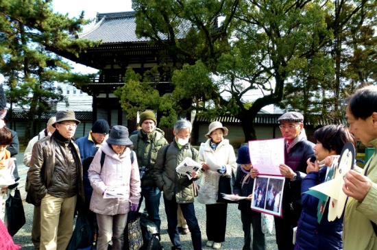 1735-12.3.24広隆寺で西田さんガイドと皆さん.jpg