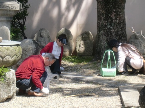 2071-１２．４．１８壬生寺3人の活動姿.jpg