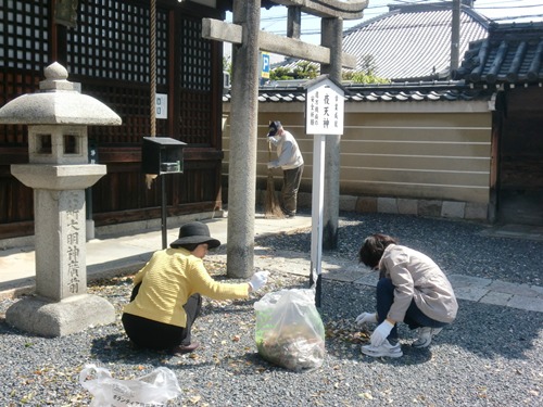 2075-12.4.18壬生寺一夜天神前3人活動姿.jpg