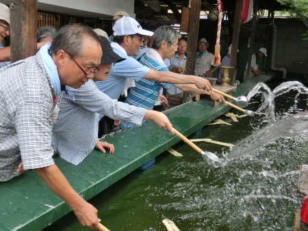 2462-12.8.6お地蔵様に水をかけます.jpg