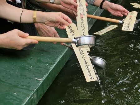 2468-12.8.6水塔婆にお水をかけます.jpg