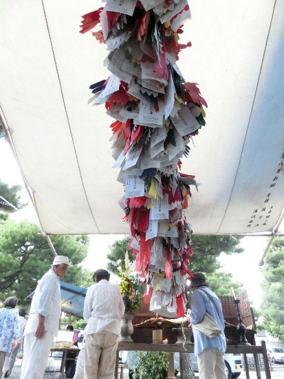 2506-12.8.23上善寺幡を下から映す.jpg