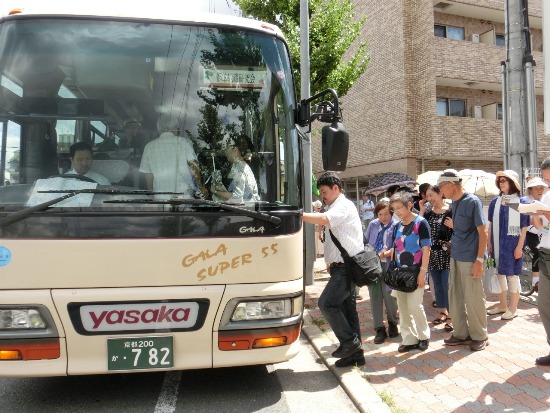 2517-12.8.23地蔵寺からバスに乗り込む皆さん.jpg