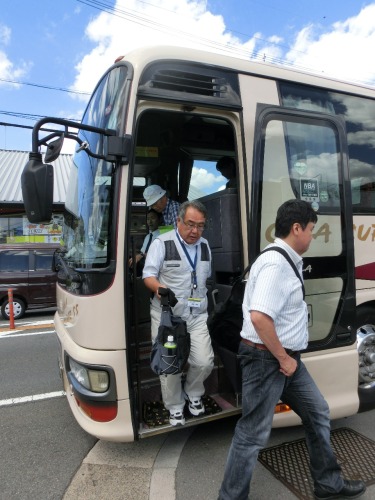 2534-大善寺12.8.23バスから降車.jpg