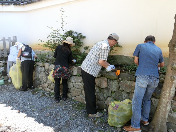 2568-12.9.12吉田神社美化多数の方活動風景.jpg