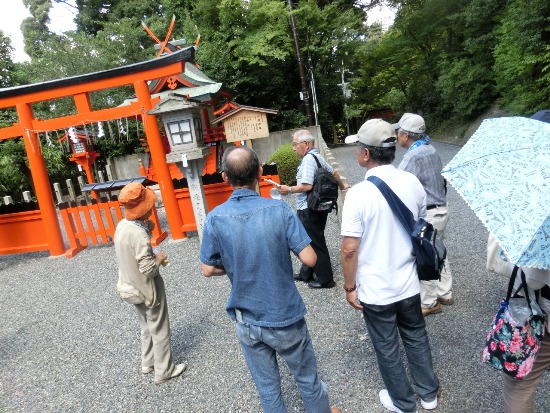 2576-12.9.12山蔭神社一井さんの説明を聴く皆さん.jpg