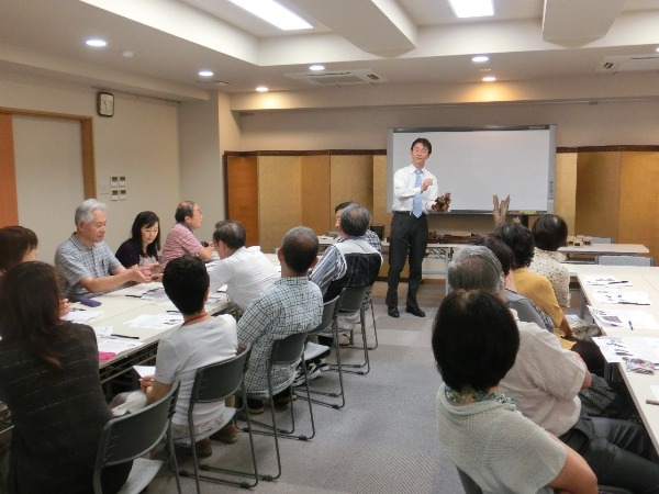 2596-12.9.14山田専務取締役のお話しを聴く会員.jpg