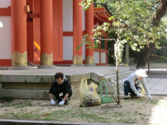 2724-12.10.10今宮神社美化門前２人.jpg