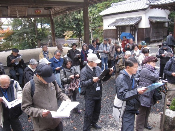 2810-12.11.15山住神社で多賀さんのお話を聞く皆さん.jpg