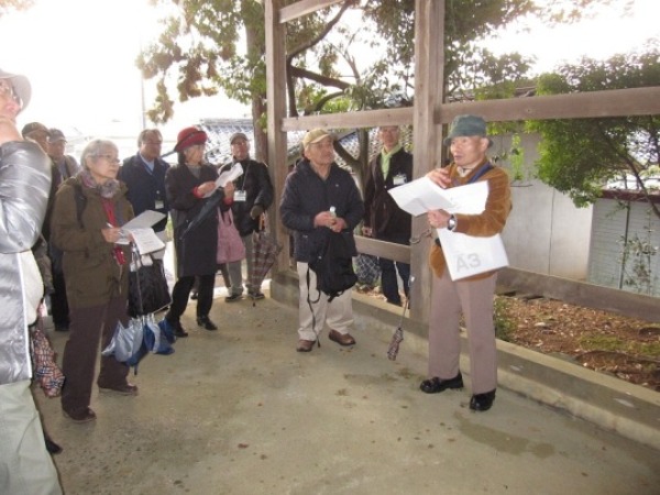 2811-12.11.15山住神社山本さんのお話を聞くみなさん.jpg