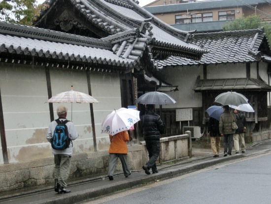 2838-12.11.17雨の中寺町.jpg