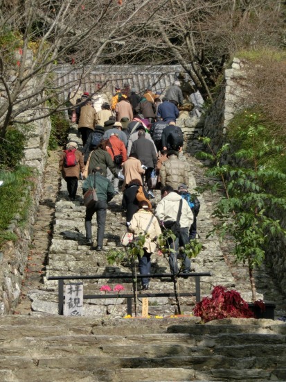 2975-12.12.1青石の階段を上る会員.jpg