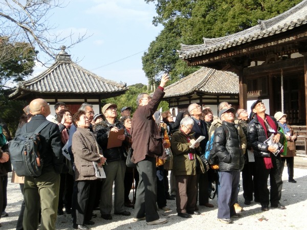 2984-12.12.1長保寺多宝塔前で中江氏と会員.jpg