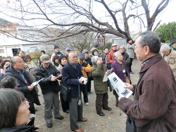 2995-12.12.1長保寺山門前で.jpg