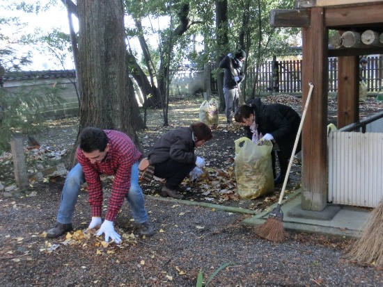 3029-12.12.9スペインの方と引率の方落ち葉拾い.jpg