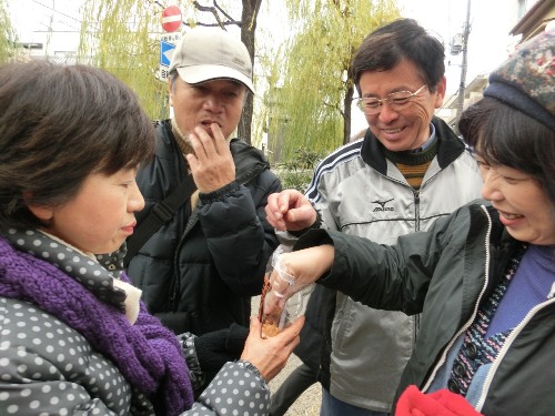 3080-12.12.18餅寅さんからのおせんべいを頂く皆さん.jpg