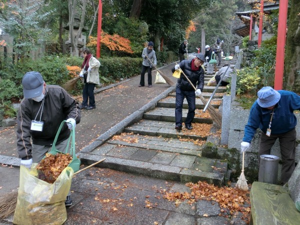 3082-12.12.18粟田美化階段落ち葉掃き.jpg