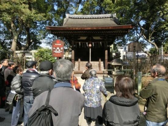 3146-13.1.29八幡宮前で説明を聴くみなさん.jpg