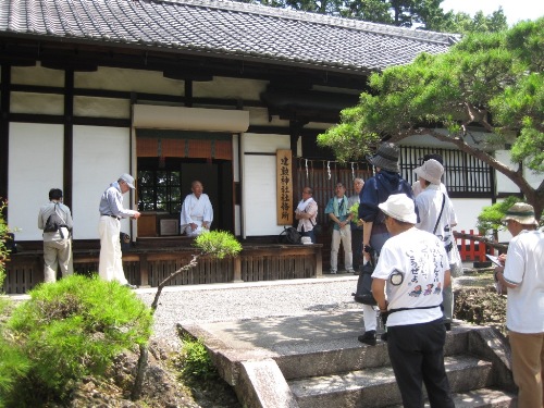 319-10.7.25建勲神社美化活動宮司話.JPG