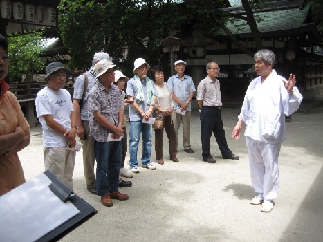 334-2010.7.28白峯神宮神職さんからのお話A.JPG