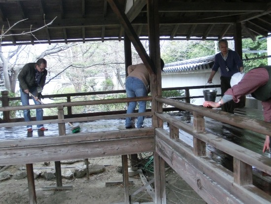 3502-13.3.20妙顕寺渡り廊下美化掃除.jpg