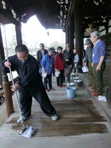 3504-13.3.20妙顕寺美化住職さんがお手本を.jpg