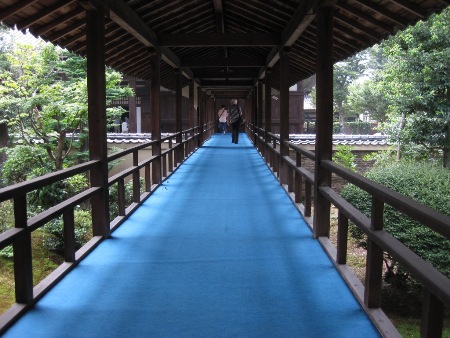 356-20100821立本寺渡り廊下青毛氈.JPG