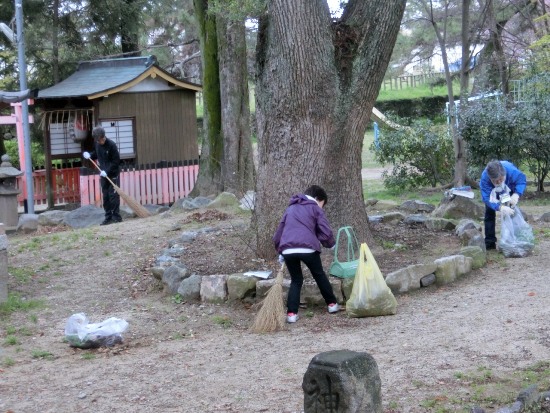 3685-13.4.3よど神社３人.jpg