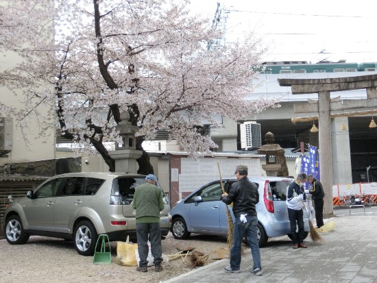 3688-１３．４．３よど神社美化開始.jpg