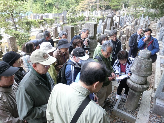 3736-13.4.11横井小楠のお墓で.jpg