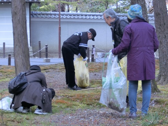 3746-13.4.11南禅寺美化4人.jpg