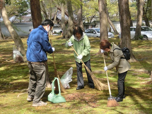 3751-13.4.１１南禅寺美化男女3人.jpg