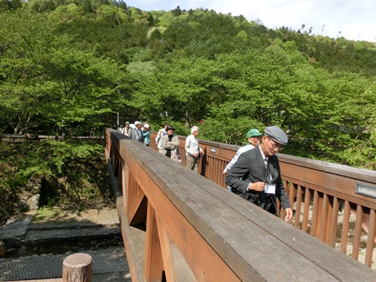 3826-七谷川を渡る皆さん.jpg