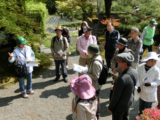 3830-蔵宝寺でガイドのお話を聞く皆さん.jpg