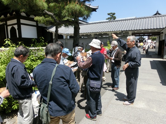 3846-13.5.8相国寺美化終了後のお寺の方より説明風景.jpg