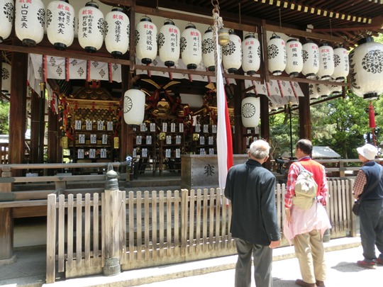 3853-上御霊神社で神輿を見る.jpg